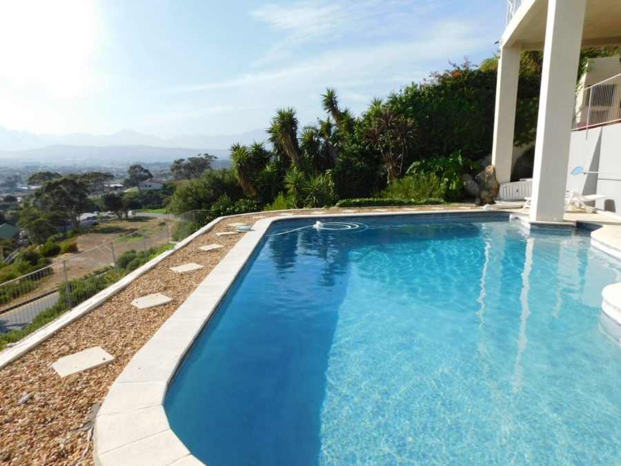 6 Bedroom Property for Sale in Mountainside Western Cape